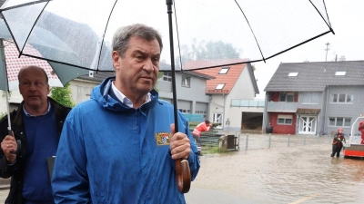 Markus Söder (CSU), bayerischer Ministerpräsident, steht am Rande einer überfluteten Straße vor Journalisten. (Foto: Karl-Josef Hildenbrand/dpa)