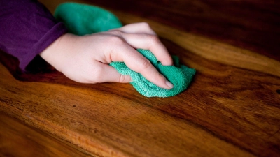 Schlechte Testergebnisse: Nur wenige der geprüften Holzpflegeöle erhielten die Bewertung „gut” oder „sehr gut”. (Foto: Silvia Marks/dpa-tmn)