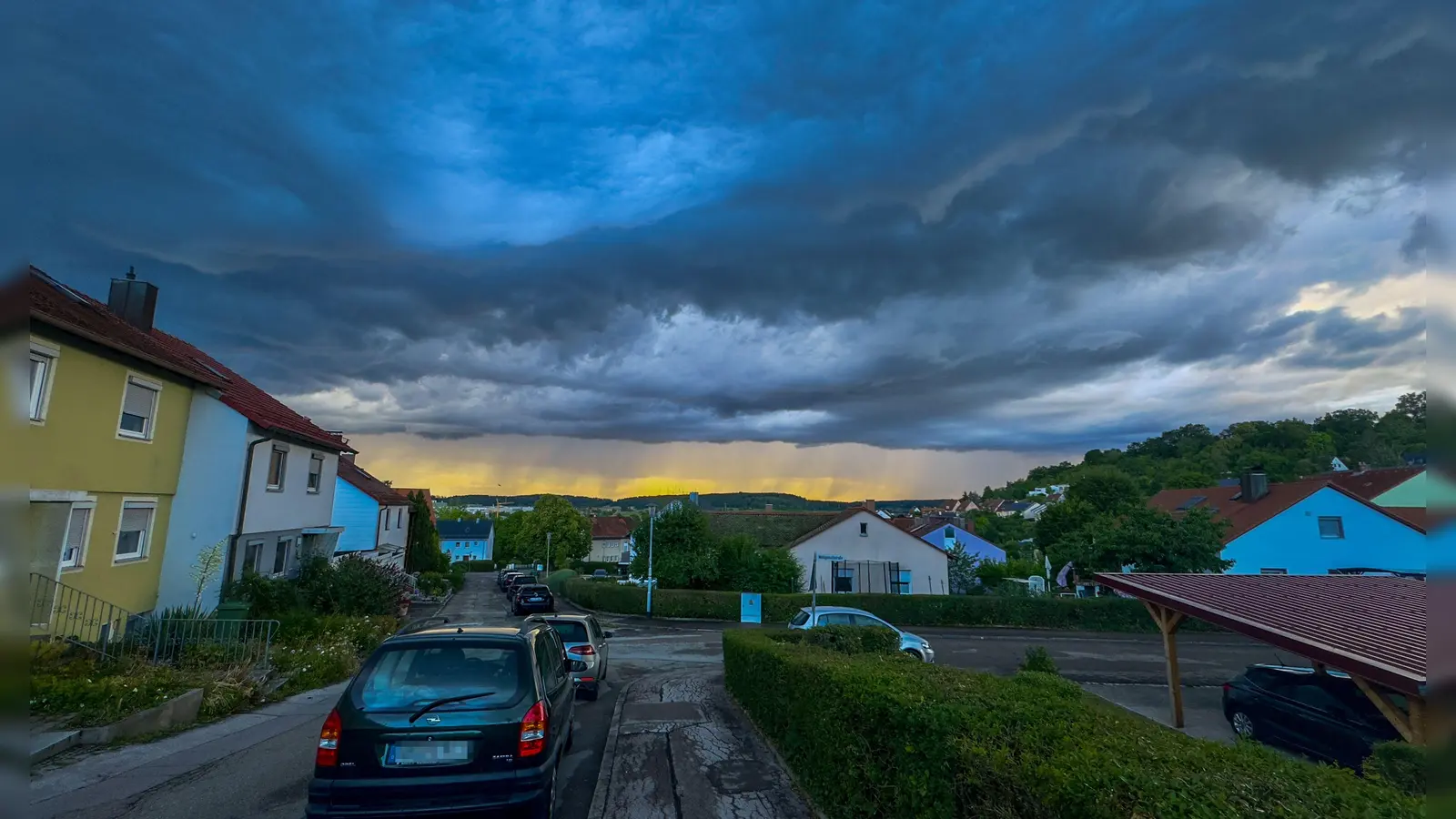 Goldstreif am Horizont: Dunkle Wolken und Regen waren in Feuchtwangen zu beobachten. (Foto: René Chlopotowski)