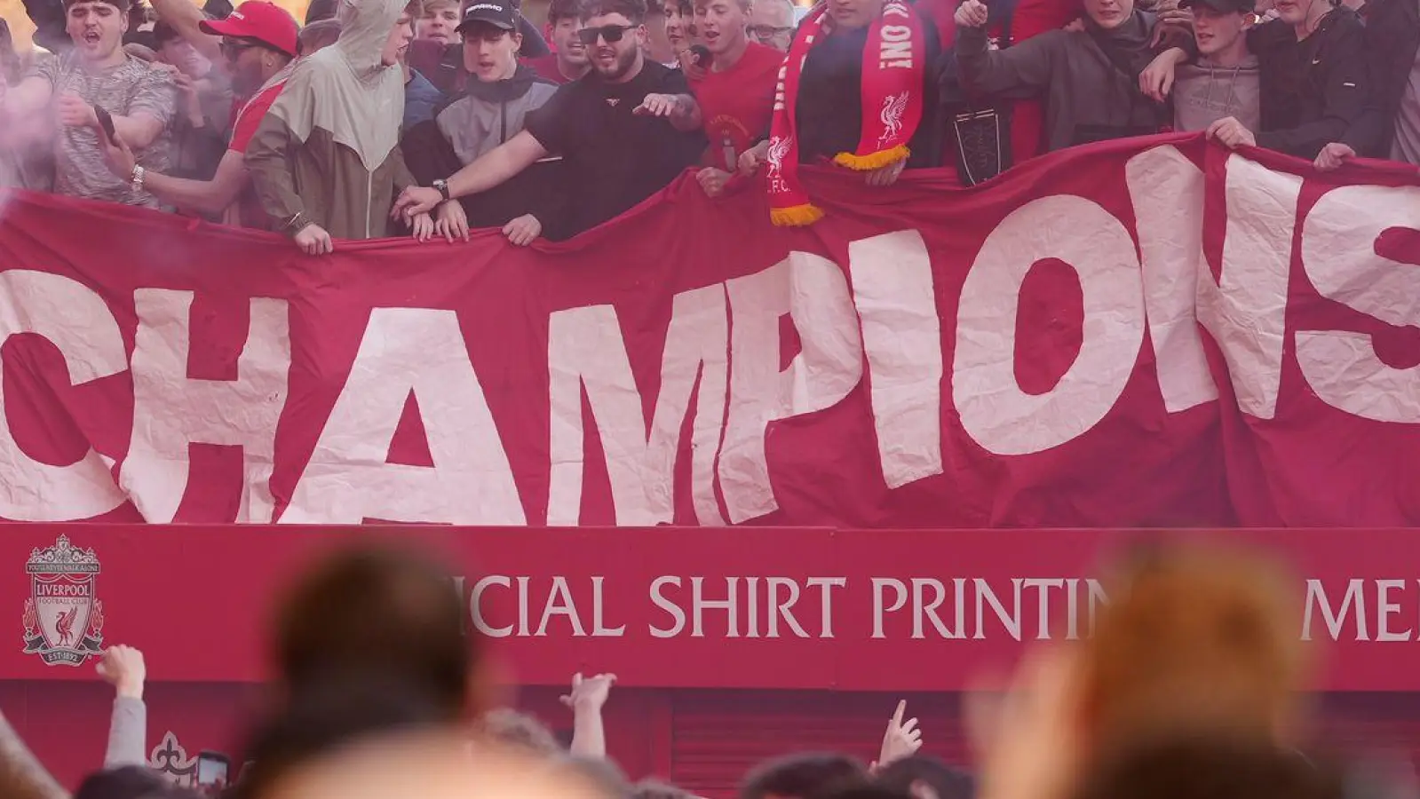 Die Fans des FC Liverpool feierten den Gewinn der Meisterschaft ausgelassen. (Foto: Peter Byrne/PA Wire/dpa)