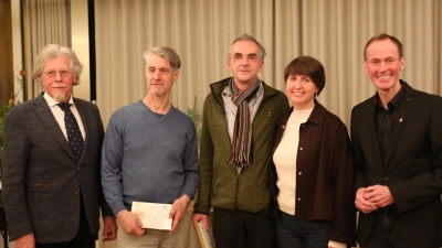 Hans Unger von der Theatergemeinde (links), Oberbürgermeister Dr. Christoph Hammer und Rebecca Schiepek vom Theater- und Kulturring (von rechts) freuten sich mit den Preisträgern Alfred Karnatjan (2. von links) und Roman Declercq.  (Foto: Martina Kramer)