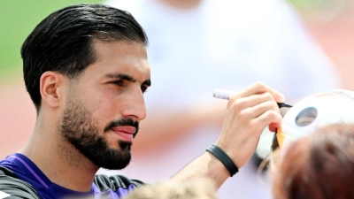 Emre Can schreibt nach dem Training in Herzogenaurach Autogramme. (Foto: Federico Gambarini/dpa)