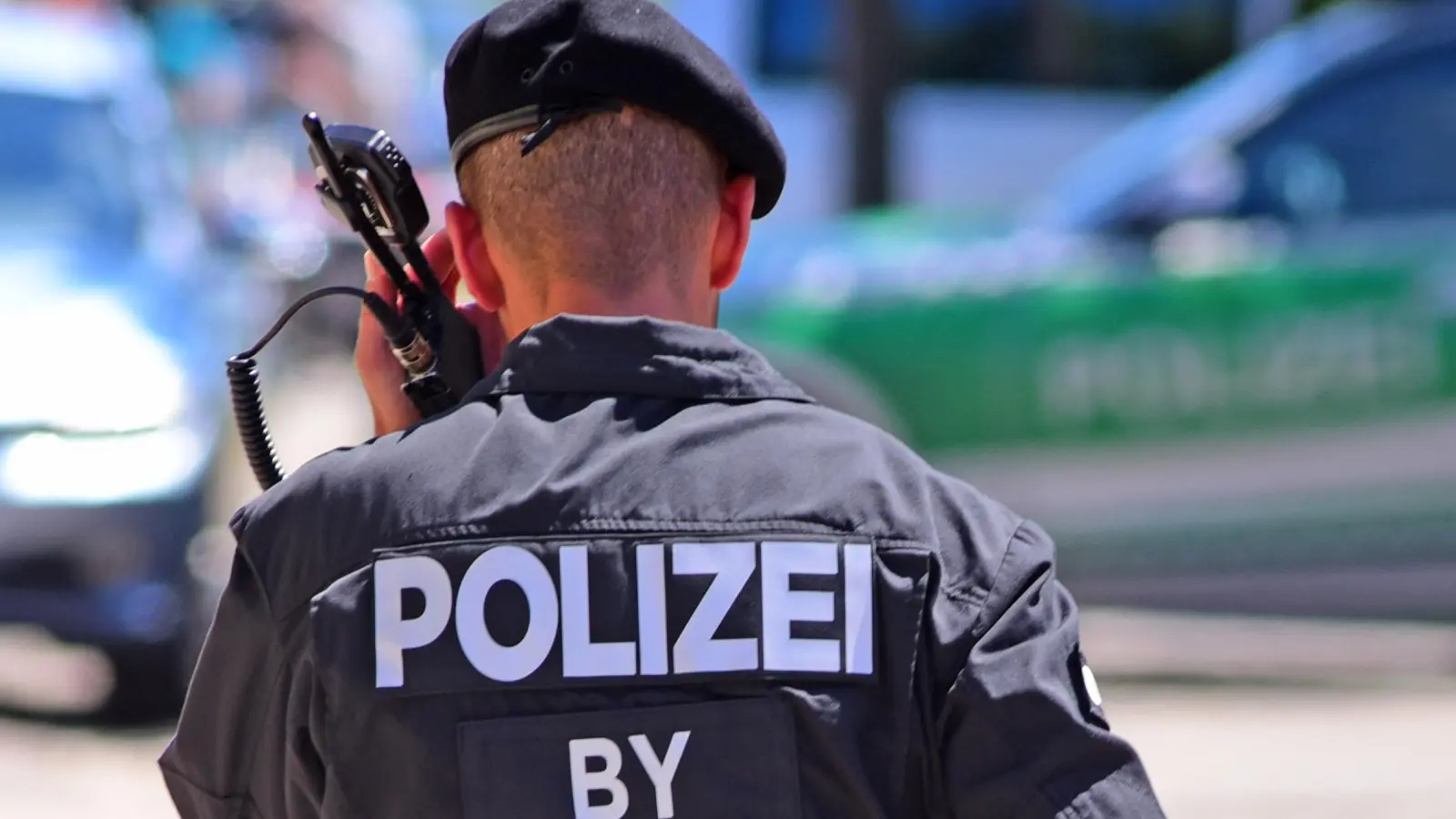 Die Polizei eilte mit mehreren Streifen nach Wassertrüdingen, wo zwei Brüder ein Ehepaar angegriffen haben sollen. (Symbolbild: Jim Albright)