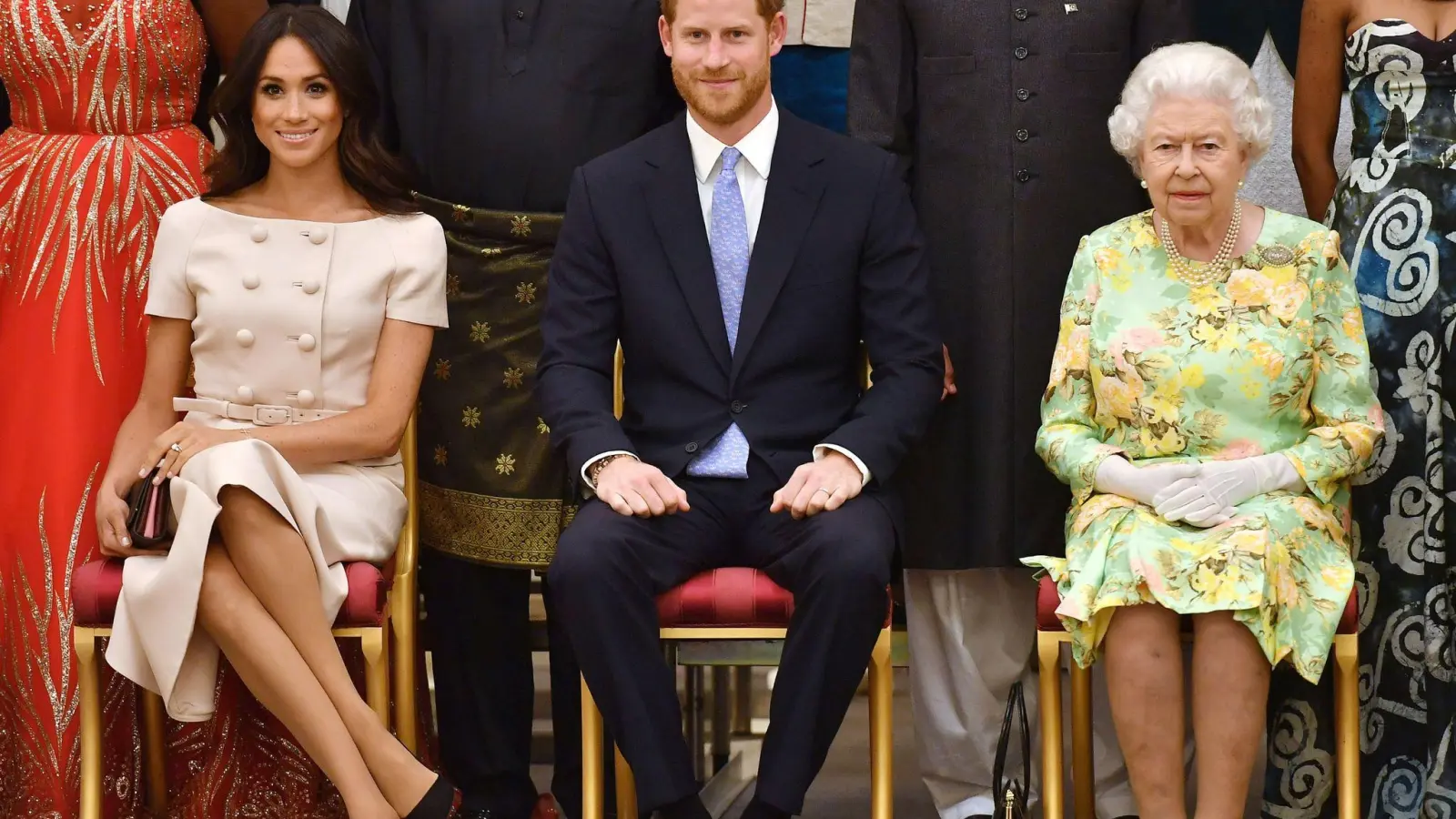 Die britische Königin Elizabeth II., Prinz Harry und seine Frau Meghan auf einer Aufnahme aus dem Sommer 2018. (Foto: John Stillwell/PA Wire/dpa)