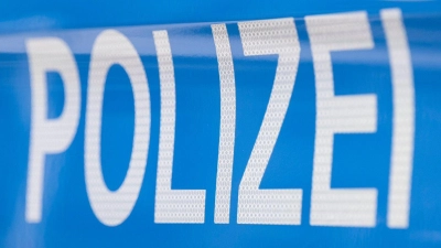 Die Polizei ermittelt unter anderem Wegen des Verdachts des Kraftfahrzeugrennens. (Symbolbild) (Foto: Boris Roessler/dpa)