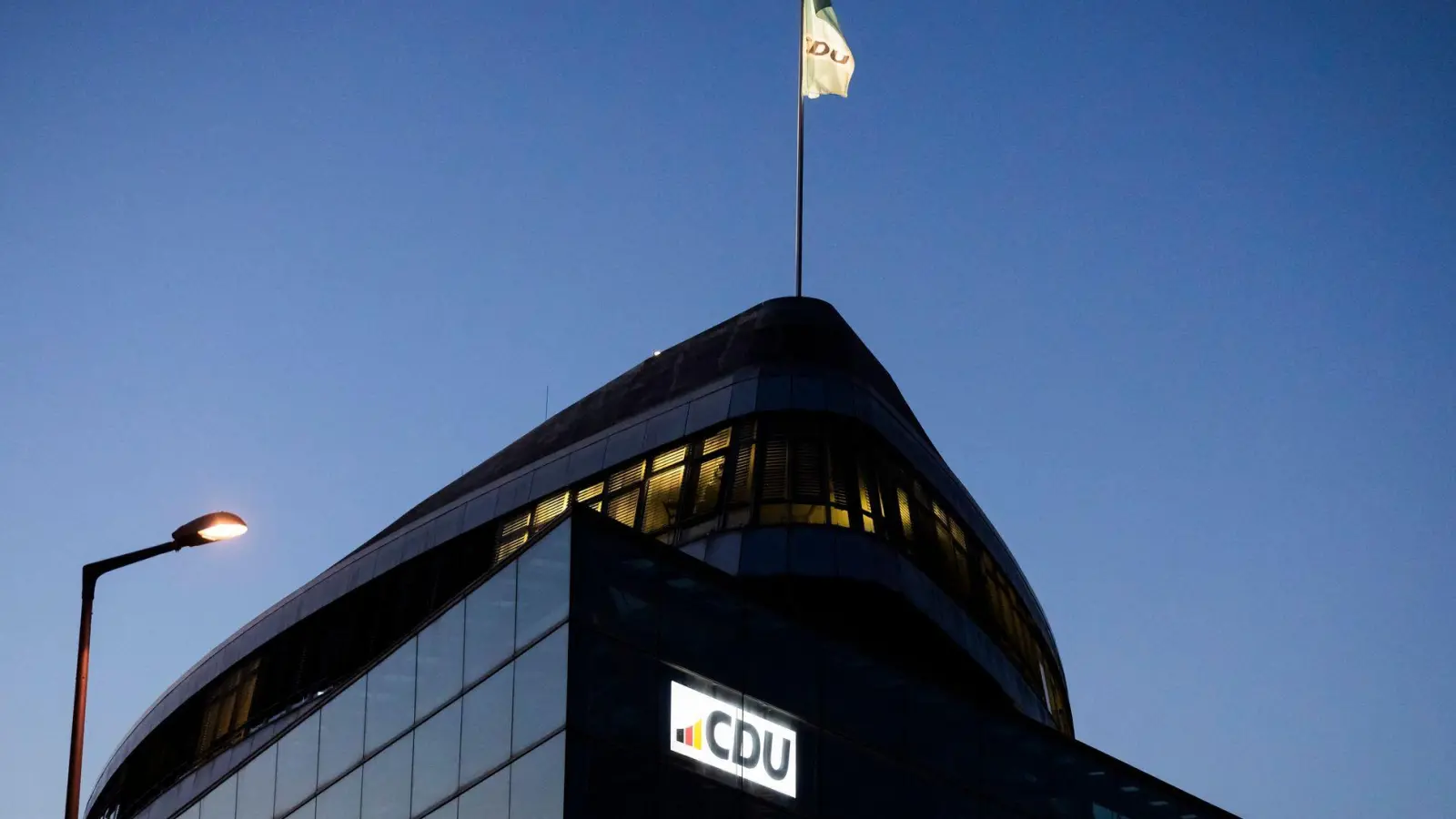 CDU und CSU fallen in der aktuellen YouGov Sonntagsfrage auf ein Tief. (Symbolbild) (Foto: Christoph Soeder/dpa)