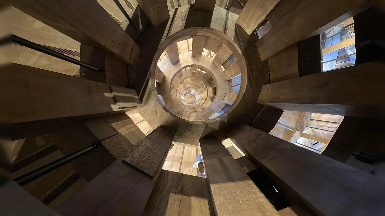 Die doppelläufige Wendeltreppe im Südturm: Ein Lauf führt hinauf, der andere hinunter, sodass sich die Besucher nie begegnen.  (Foto: Sabine Glaubitz/dpa)