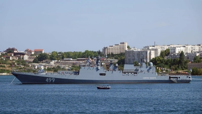 Ein russisches Kriegsschiff liegt vor der Hafenstadt Sewastopol. Hier soll es zu einem ukrainischen Angriff gekommen sein. (Foto: Ulf Mauder/dpa)