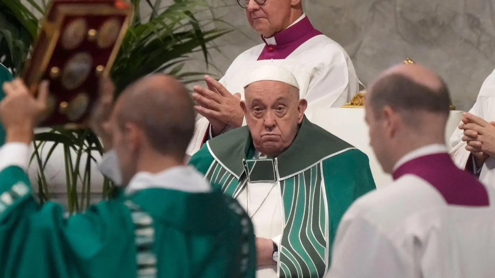 Papst Franziskus in der Festmesse zum Abschluss der Weltsynode in Rom. (Foto: Gregorio Borgia/AP/dpa)