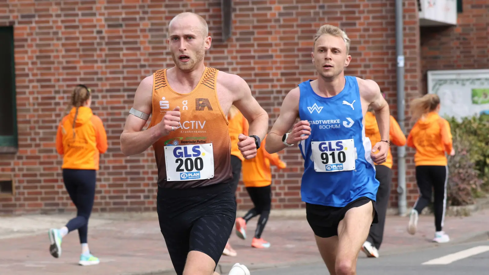 Die beiden schnellsten Läufer über zehn Kilometer in Uelzen: Florian Bremm (links) und Sieger Nils Vogt. (Foto: Theo Kiefner)