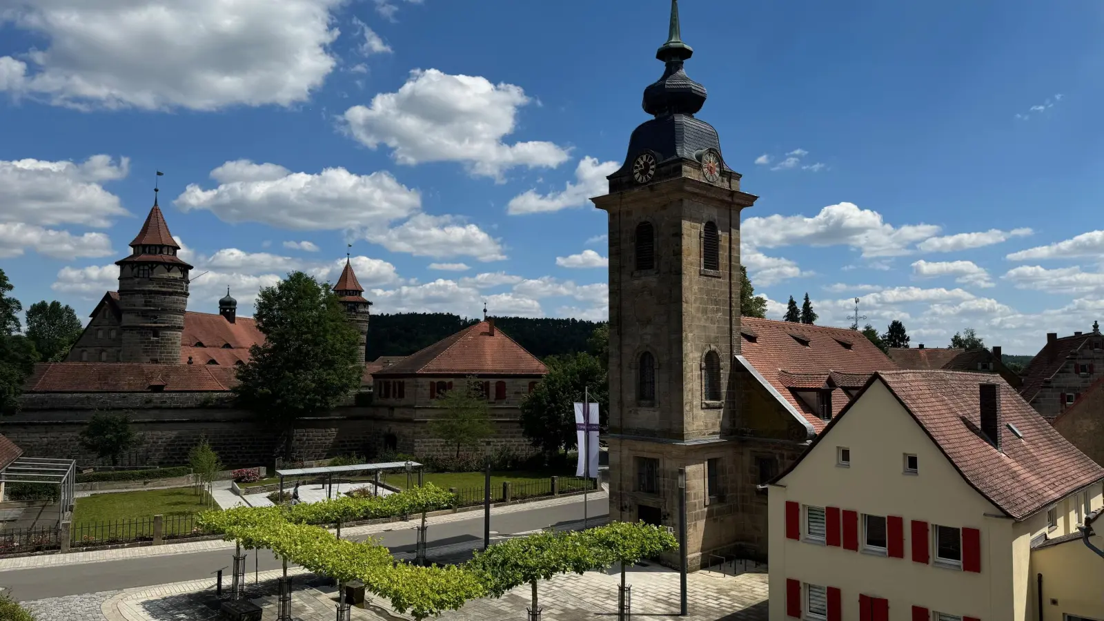 Ein sehenswertes Ensemble: die Burganlage in Lichtenau und die Dreineinigkeitskirche mit der schwarzen Turm-Haube. (Foto: Lara Hausleitner)