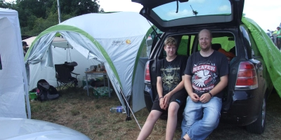 Martin (rechts) und Gregor Rothaug sitzen gerade auf ihrem Bett: Vater und Sohn schlafen während Summer Breeze im Auto. (Foto: Jasmin Kiendl)