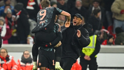 Ausgelassener Jubel: Die Bayern und Trainer Vincent Kompany (r) beim 3:1 in Stuttgart. (Foto: Tom Weller/dpa)