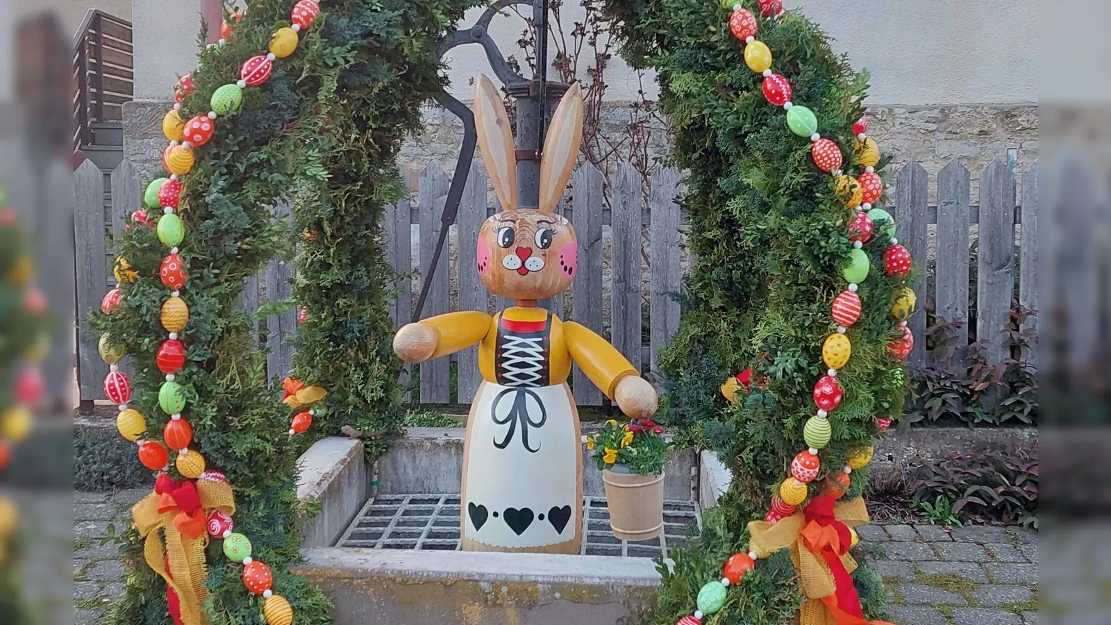 Der Obst- und Gartenbauverein dekorierte im Uffenheimer Ortsteil Wallmersbach den Osterbrunnen. Auch ein Osterhase wurde aufgestellt. (Foto: Monika Gröschel)