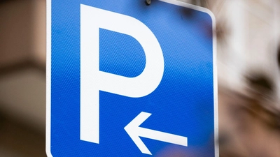 Platz zum Parken: Der Pfeil markiert den Beginn der entsprechend zum Parken freigebenden Fläche. (Foto: Rolf Vennenbernd/dpa/dpa-tmn)