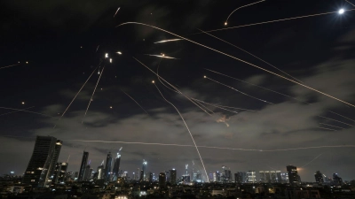 Auch in der Nacht griff der Iran wieder an.  (Foto: Leo Correa/AP/dpa)
