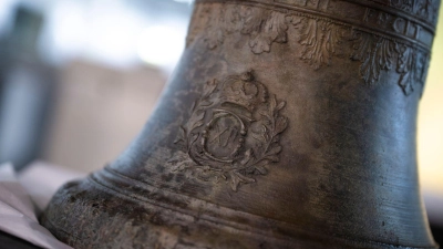 Die Schiffsglocke der 1714 vor der Küste des heutigen Mecklenburg-Vorpommern gesunkenen schwedischen Fregatte „Postillon“ gilt als spektakulärer Fund.  (Foto: Philip Dulian/dpa)