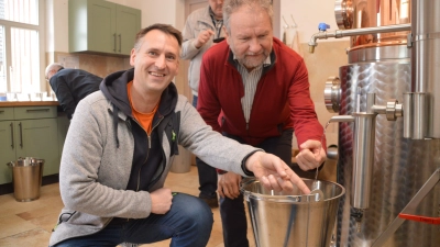 Probierfinger: Der Gutenstettener Vorsitzende der Freunde von Saint-Hilaire-les-Places Alexander Scheumann (links) und Bürgermeister Gerhard Eichner kosten eilig den Brand vor. (Foto: Johannes Zimmermann)