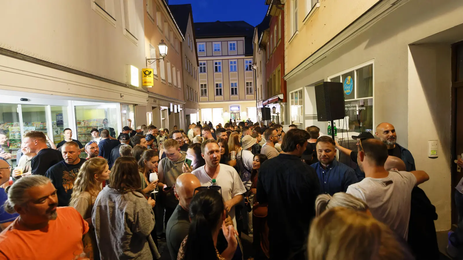 Am Freitag dauerte es ein bisschen, bis sich die Straßen und Plätze füllten, doch dann war vielerorts fast kein Durchkommen mehr möglich, wie hier in der Kannenstraße. (Foto: Zeynel Dönmez)