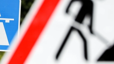 Auf der A7 fuhr ein Transporter-Fahrer in eine Baustelle. Vermutlich war er am Steuer eingeschlafen. (Symbolbild: Jan Woitas/dpa-Zentralbild/dpa)
