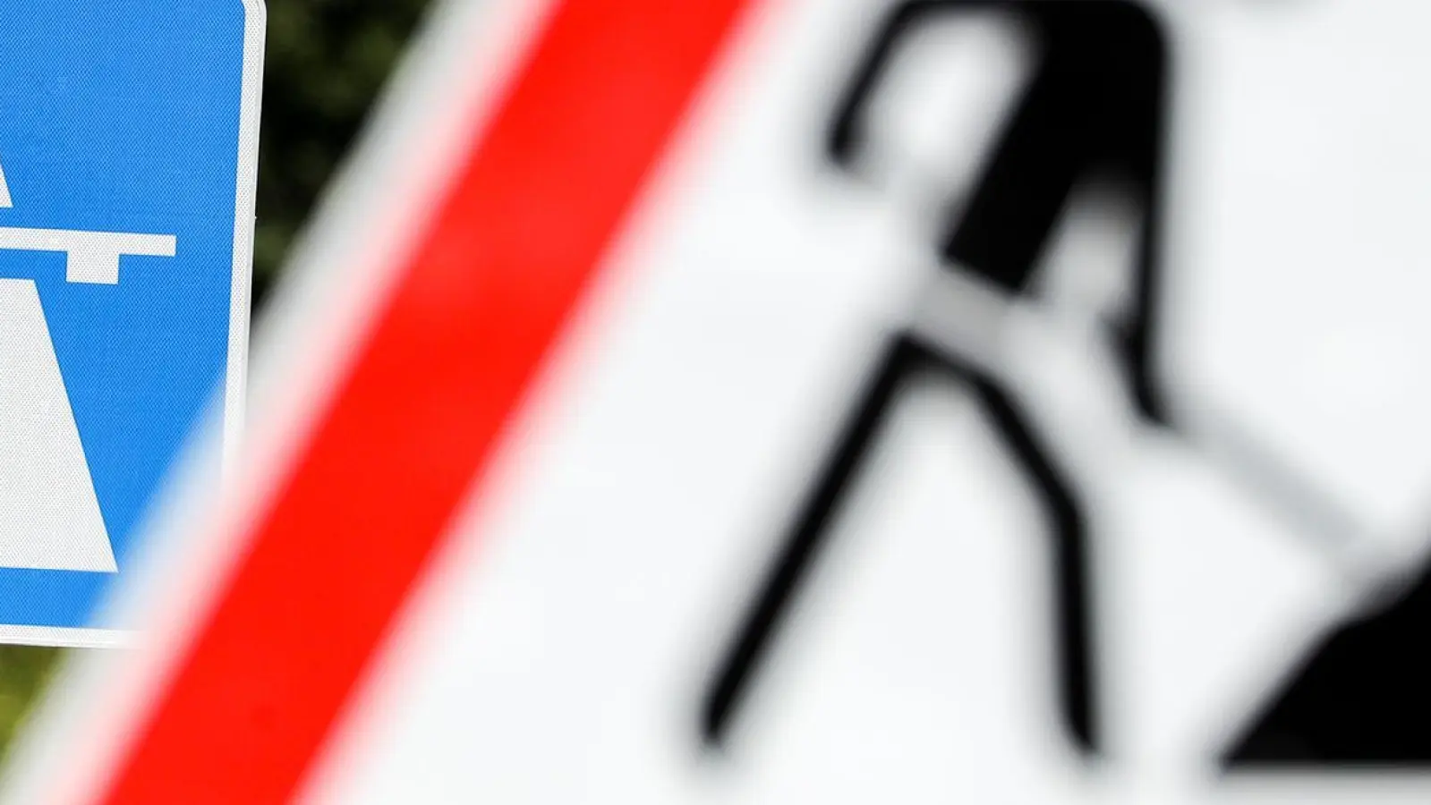 Auf der A7 fuhr ein Transporter-Fahrer in eine Baustelle. Vermutlich war er am Steuer eingeschlafen. (Symbolbild: Jan Woitas/dpa-Zentralbild/dpa)