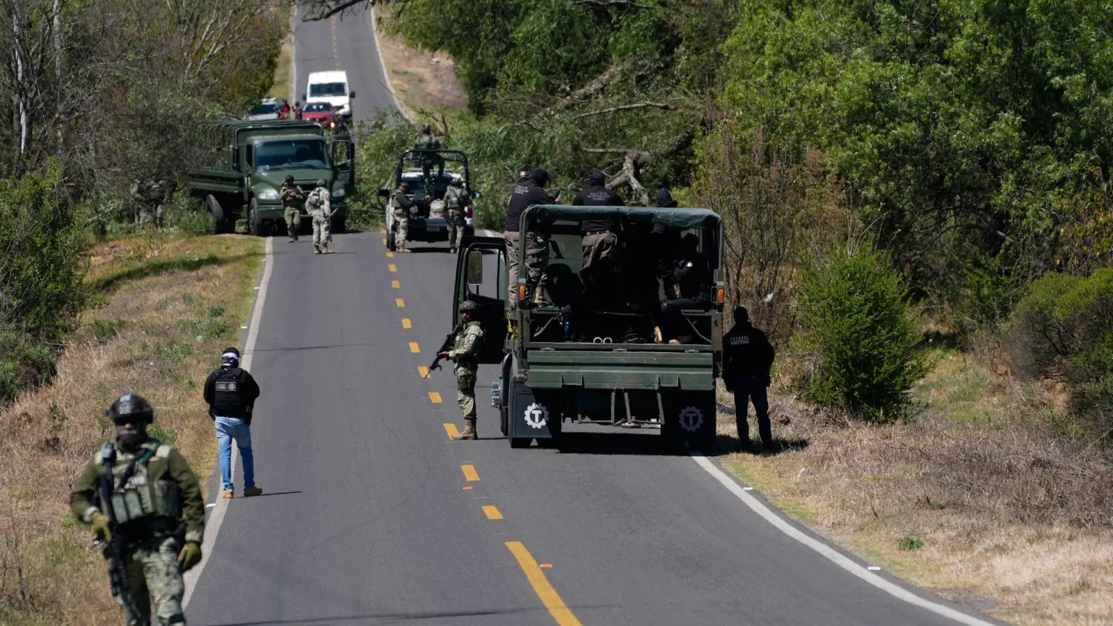 Nach dem Gewaltausbruch in Mexiko räumen Soldaten die von Bandenmitgliedern eingerichteten Straßensperren.  (Foto: Marco Ugarte/AP/dpa)