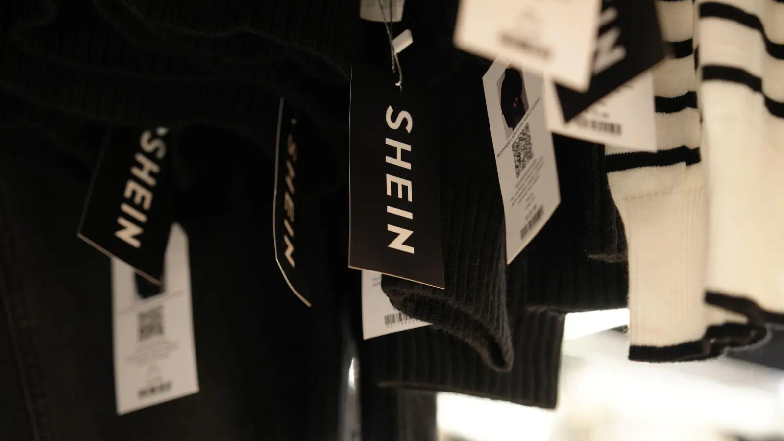 Frankreich hat am Pariser Flughafen eine Großkontrolle von Shein-Lieferungen gestartet (Archivbild). (Foto: Aurelien Morissard/AP/dpa)