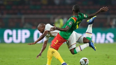 Bei Spiel zwischen Kamerun und den Komoren gab es eine Massenpanik. (Foto: Themba Hadebe/AP/dpa)