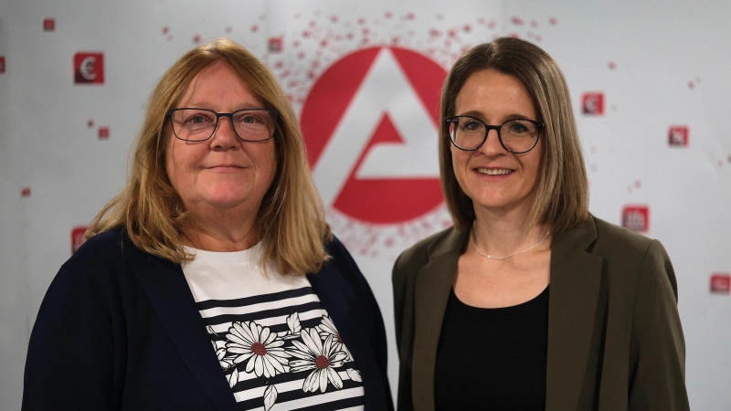 „Claudia Wolfinger und Bettina Fröhlich (v.l.) sorgen gemeinsam für Kontinuität – mit Fokus auf die Anliegen der Agentur-Kundinnen und Kunden”, so die Agentur für Arbeit Ansbach-Weißenburg. (Foto: Agentur für Arbeit/Lukas Schliepkorte)