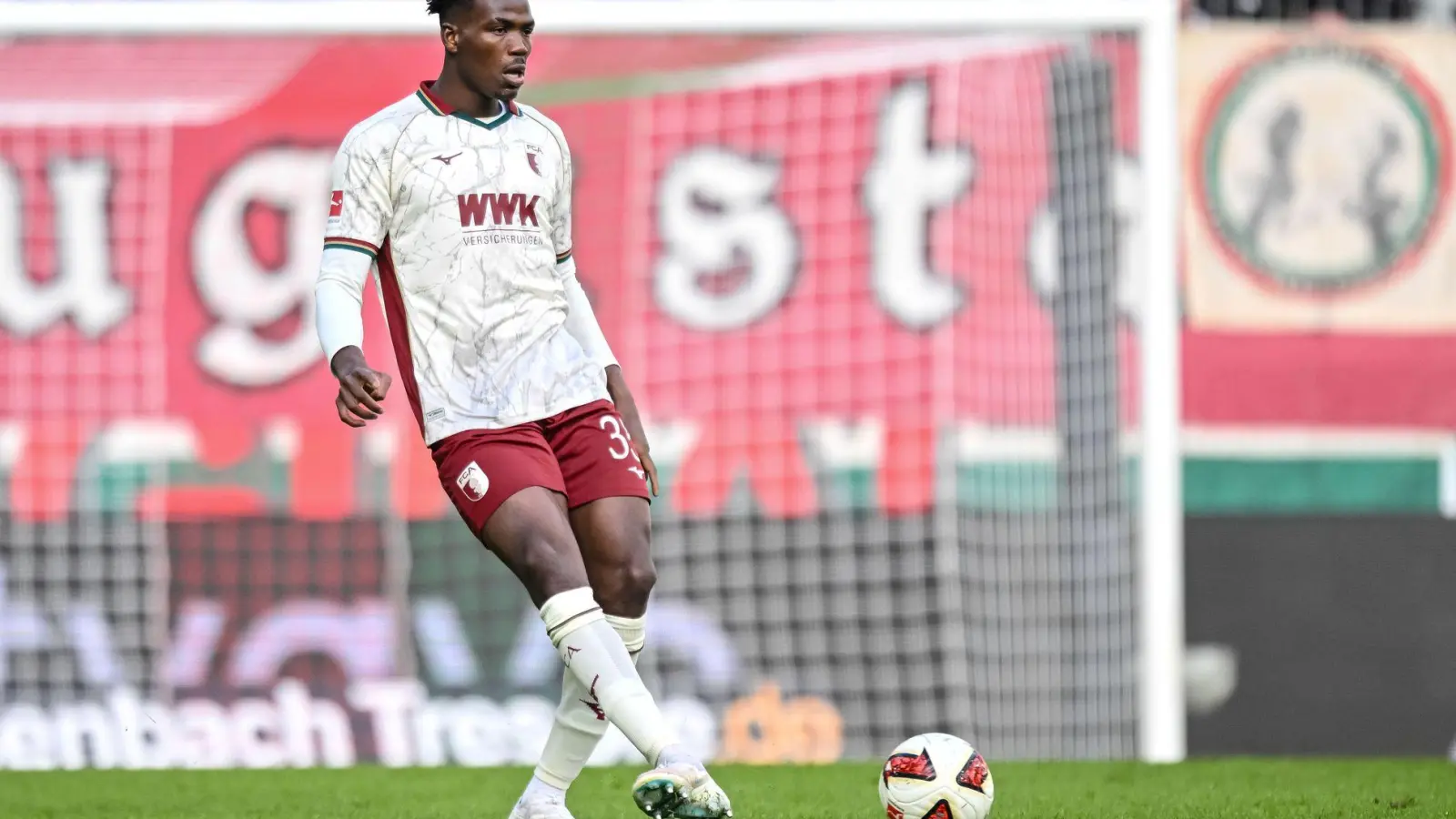 Soll für den FC Augsburg trotz der rassistischen Beleidigungen gegen sich im DFB-Pokal auflaufen: Verteidiger Juma Bah. (Foto: Harry Langer/dpa)