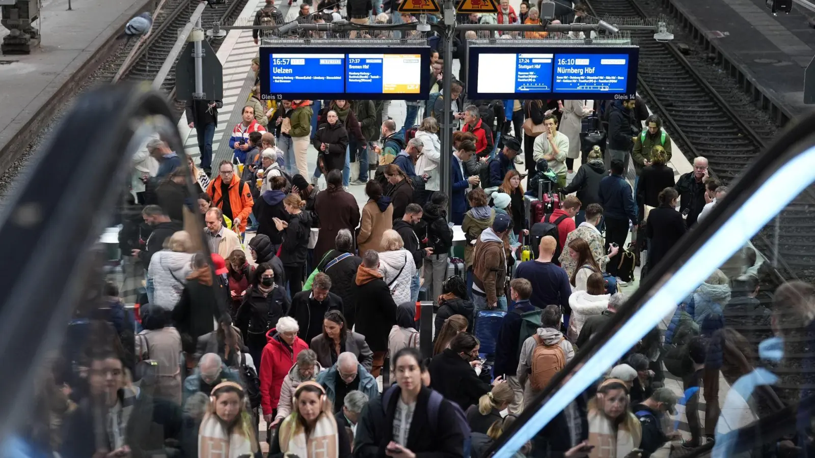 Jeden Tag fahren hunderte Züge am Hamburger Hauptbahnhof. (Foto: Marcus Brandt/dpa)