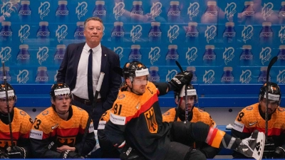 Eishockey-Bundestrainer Harold Kreis hofft wegen Olympia 2026 auf zusätzliche Motivation seiner Spieler. (Foto: Darko Vojinovic/AP)