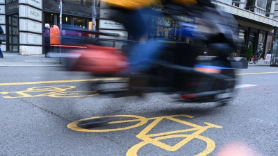 Ein Fahrradfahrer fährt auf dem autofreien Abschnitt auf der Friedrichstraße. Die Umwidmung in eine Fußgängerzone sorgt in Berlin für Diskussionsstoff. (Foto: Lena Lachnit/dpa)