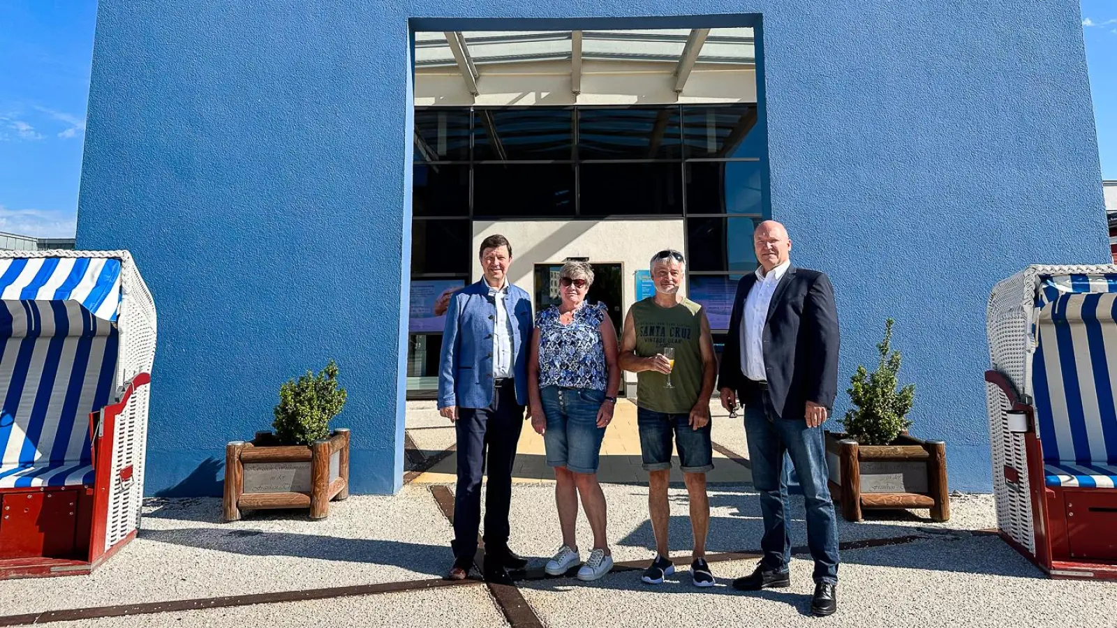 Freuen sich über die Schnapszahl (von links): Bürgermeister Jürgen Heckel, Jubiläumsgäste Marianne und Hermann Wander, und Geschäftsführer der Franken-Therme Oliver Fink. (Foto: Sebastian Marx)
