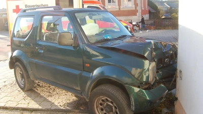 Ein Autofahrer ist bei einem Unfall in Diespeck mit seinem Auto gegen eine Hauswand gekracht. (Foto: Christa Frühwald)