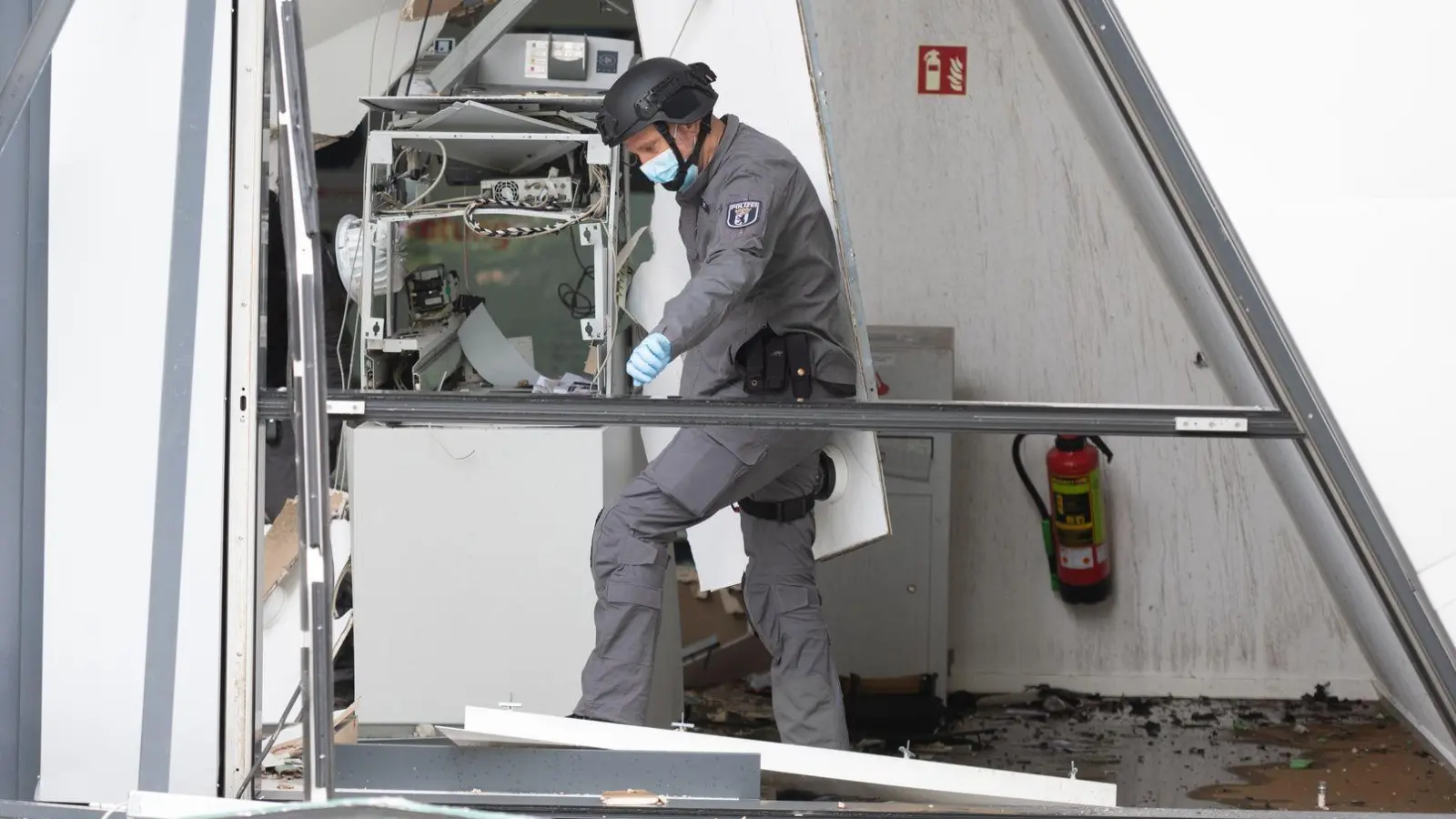 Wenn Geldautomaten von Kriminellen gesprengt werden, dann entsteht mitunter hoher Schaden. (Archivbild) (Foto: Christophe Gateau/dpa)