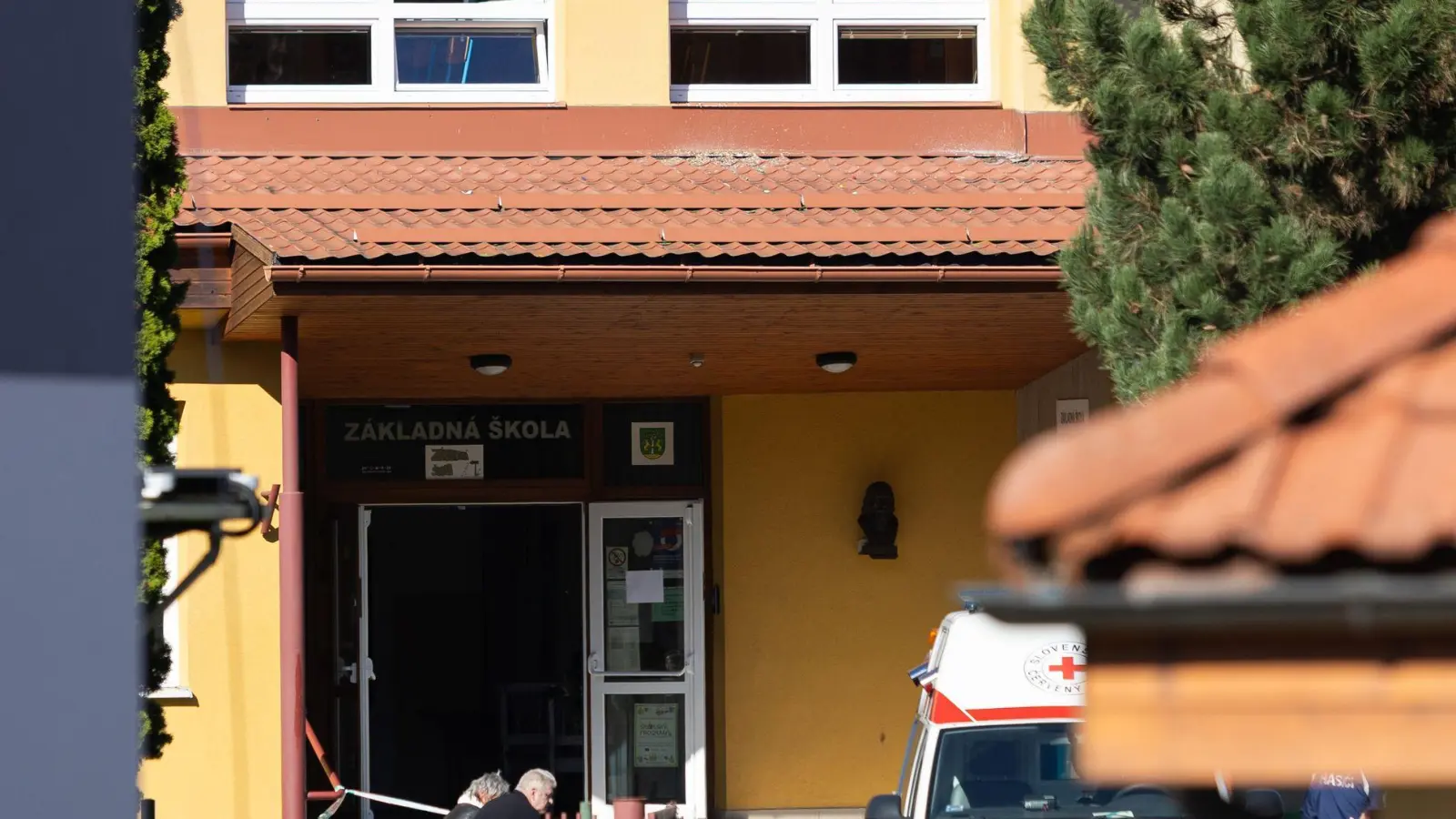 Blick auf den Eingang der Schule in der slowakischen Gemeinde Staskov, wo es zu einer Gewalttat gekommen ist. (Foto: Daniel Stehlík/TASR/dpa)