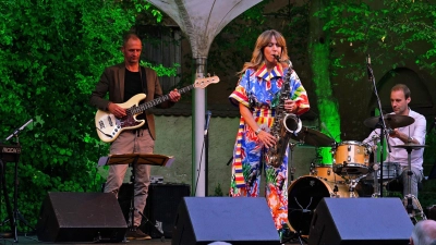 „Jazztime Ansbach” im grün illuminierten Museumsgarten: Die renommierte Saxophonistin Stephanie Lottermoser und ihre Band begeisterten das Ansbacher Publikum. (Foto: Elke Walter)