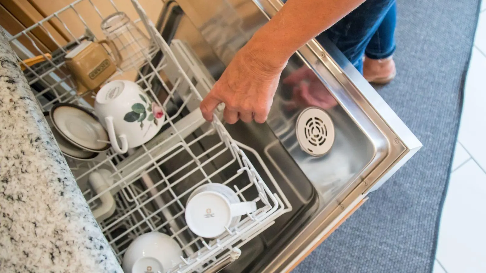 Das liegt auf der Hand: Wer die Spülmaschine oft halb leer laufen lässt, braucht mehr Spülgänge. Und das verbraucht mehr Strom. (Foto: Christin Klose/dpa-tmn)