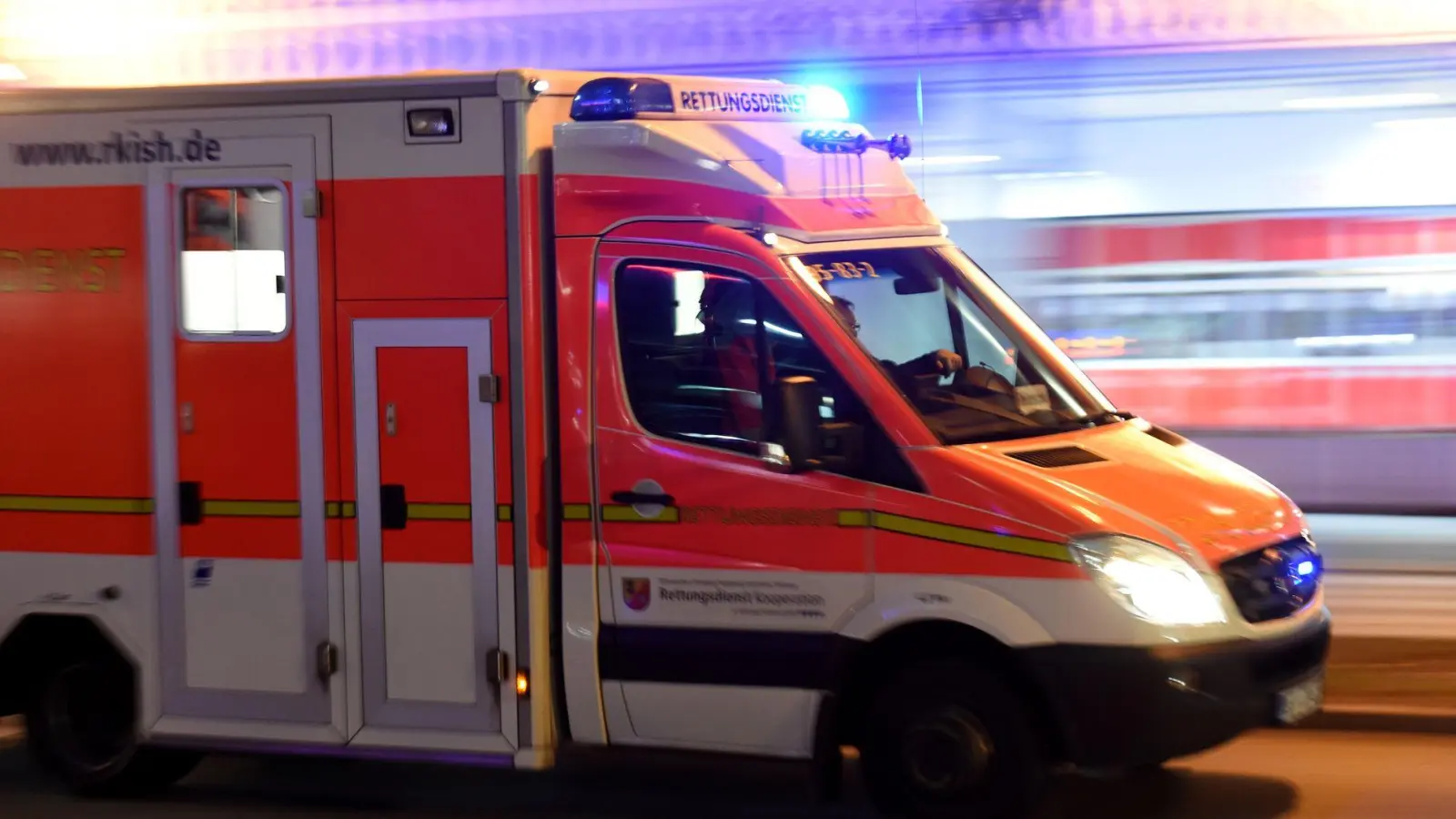 Nach einem handfesten Streit wird ein Mann ins Krankenhaus gebracht - kurz darauf verletzt auch er seinen Peiniger. (Symbolbild) (Foto: Carsten Rehder/dpa)