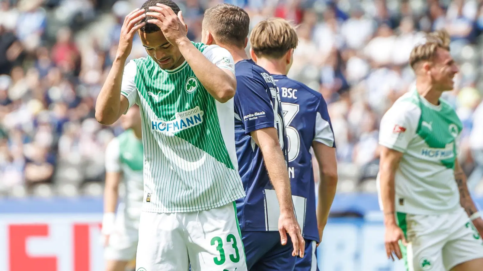Fürth-Profi Maximilian Dietz hadert im Spiel gegen Hertha. (Archivbild) (Foto: Andreas Gora/dpa)
