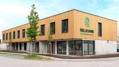 Viel Holz wurde bei der Gestaltung der Außenfassade des neuen Hotels verwendet. Auch im Inneren wurden hauptsächlich Naturmaterialien verwendet. (Foto: Relaxans Wellness+Hotel/Susen Uhl)