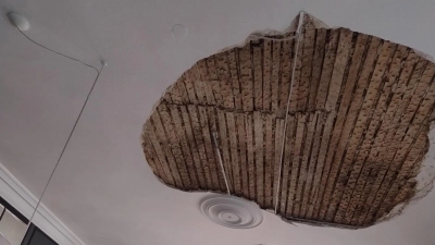 Ein etwa drei Quadratmeter großes Stücke Decke ist im Büro von Oberbürgermeister Thomas Deffner auf den Boden gekracht. (Foto: Stadt Ansbach)