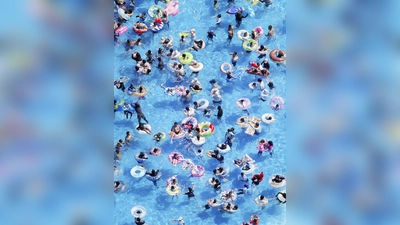 In Japans Schwimmbädern sind nur Schwimmreifen in Form eines Donuts erlaubt. (Foto: -/kyodo/dpa)