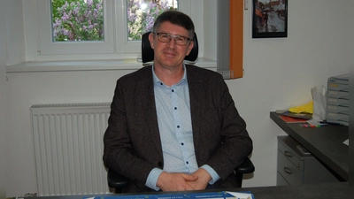 Jürgen Meyer war im Mai 2023 erstmals zum Bürgermeister der Gemeinde Dietersheim gewählt worden. Er möchte nach den Kommunalwahlen im März 2026 gerne weiterhin in seinem Rathaus-Büro wirken. (Foto: Frühwald Christa)