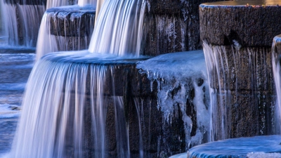 Teilweise vereiste Kaskaden durch anhaltendes Frostwetter in Ludwigslust. (Foto: Jens Büttner/dpa)