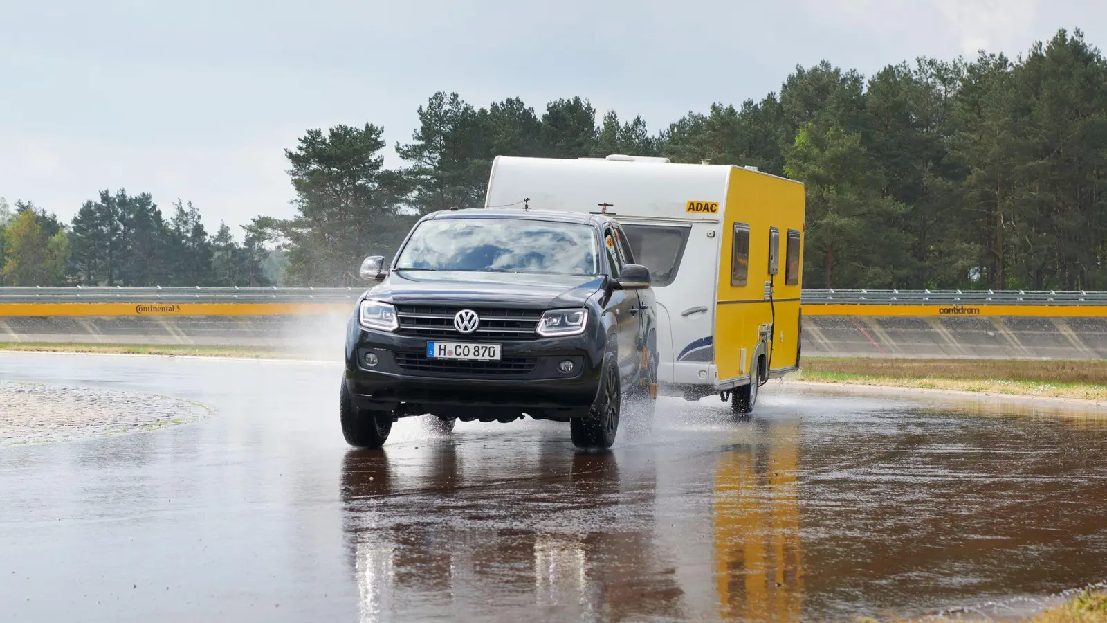 Acht von zehn Anhängerreifen hält der ADAC für empfehlenswert – vier schneiden „gut“ und vier „befriedigend“ ab. (Foto: Marc Wittkowski/ADAC/dpa-tmn)