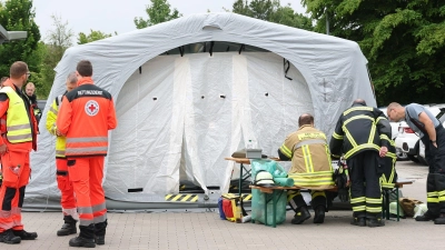 Nach Angaben der DHL war die verdächtige Substanz nur ein handelsübliches Bindemittel. Die Polizei widerspricht. (Foto: Daniel Karmann/dpa)