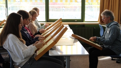 Anke Spindler (rechts) brachte ihrer Gruppe das Zauberharfespielen bei – sehr erfolgreich.  (Foto: Clarissa Kleinschrot)