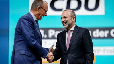 Auch CSU-Politiker Manfred Weber - hier mit CDU-Chef Friedrich Merz - befeuert vor einer CDU-Präsidiumsklausur die Debatte um den Kurs zur AfD. (Archivfoto) (Foto: Kay Nietfeld/dpa)